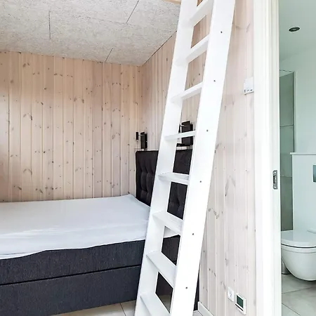 8 Person In Albaek-by Traum *