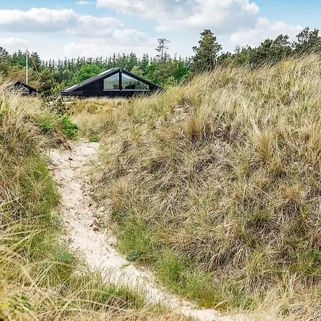 8 Person In Albaek-by Traum